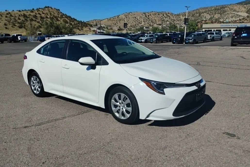 2023 Toyota Corolla LE photo 1