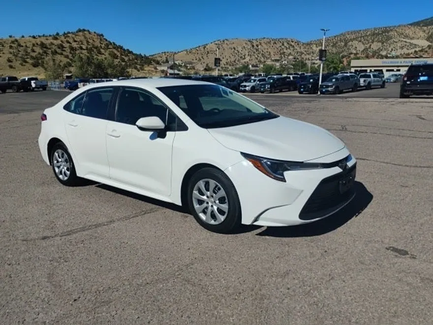 2023 Toyota Corolla LE photo 1