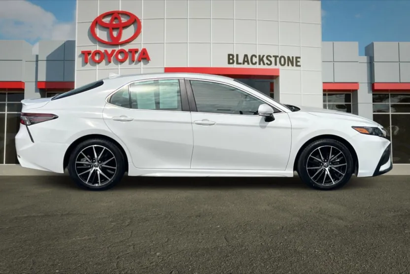 2023 Toyota Camry SE photo 1
