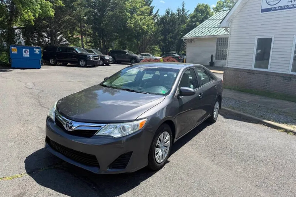 2012 Toyota Camry LE photo 1
