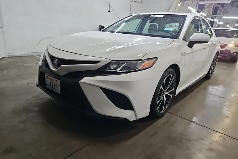 2020 Toyota Camry Hybrid SE photo 1