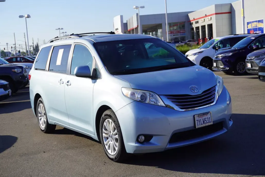 2017 Toyota Sienna Limited XLE Premium photo 1