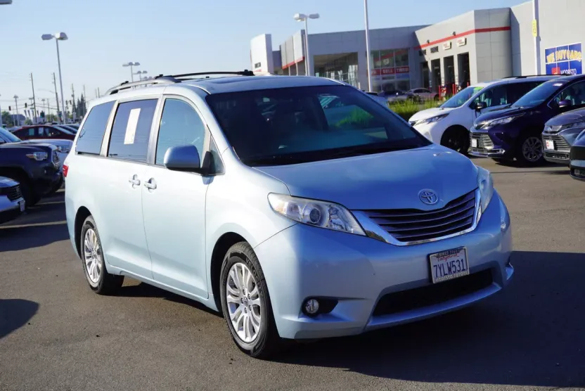 2017 Toyota Sienna Limited XLE Premium photo 1