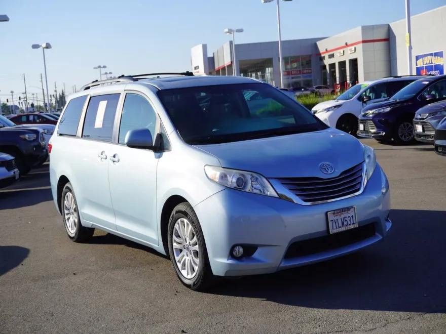 2017 Toyota Sienna Limited XLE Premium photo 1
