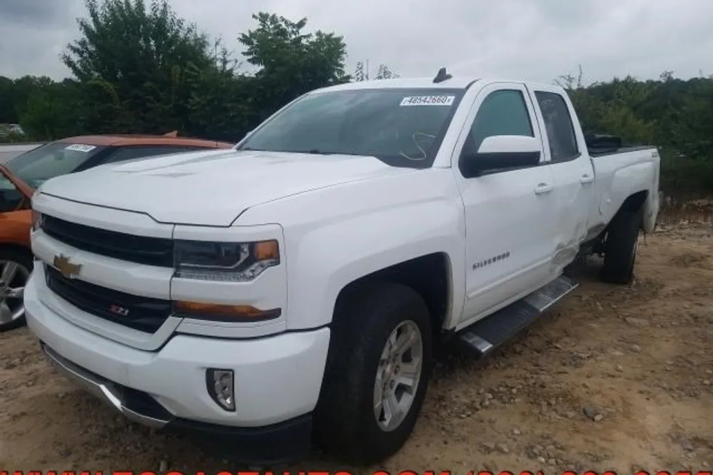 2017 Chevrolet Silverado 1500 LT photo 1