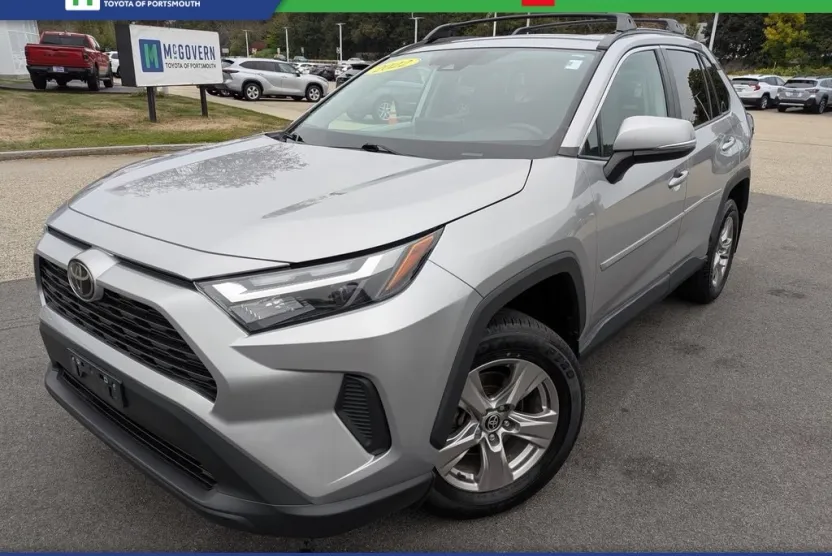 2022 Toyota RAV4 XLE photo 1