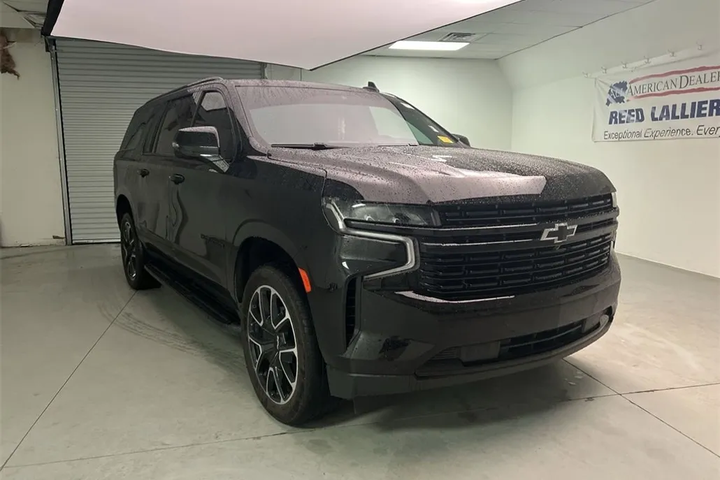 2023 Chevrolet Suburban RST photo 1