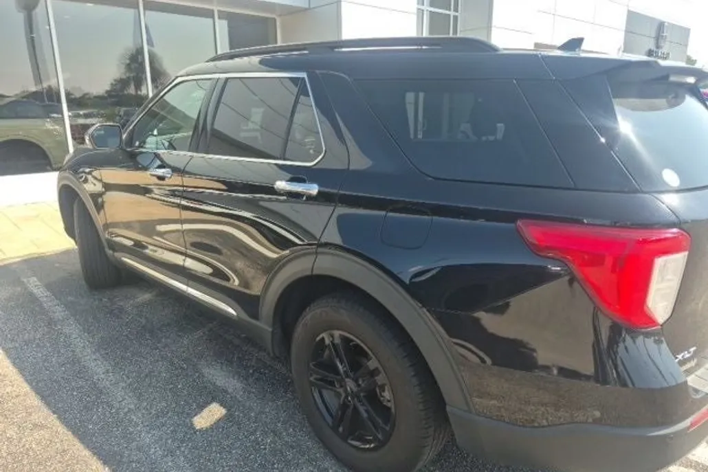 2022 Ford Explorer XLT photo 1