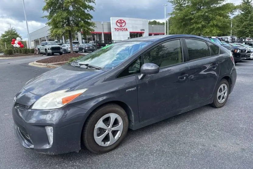 2013 Toyota Prius Four photo 1
