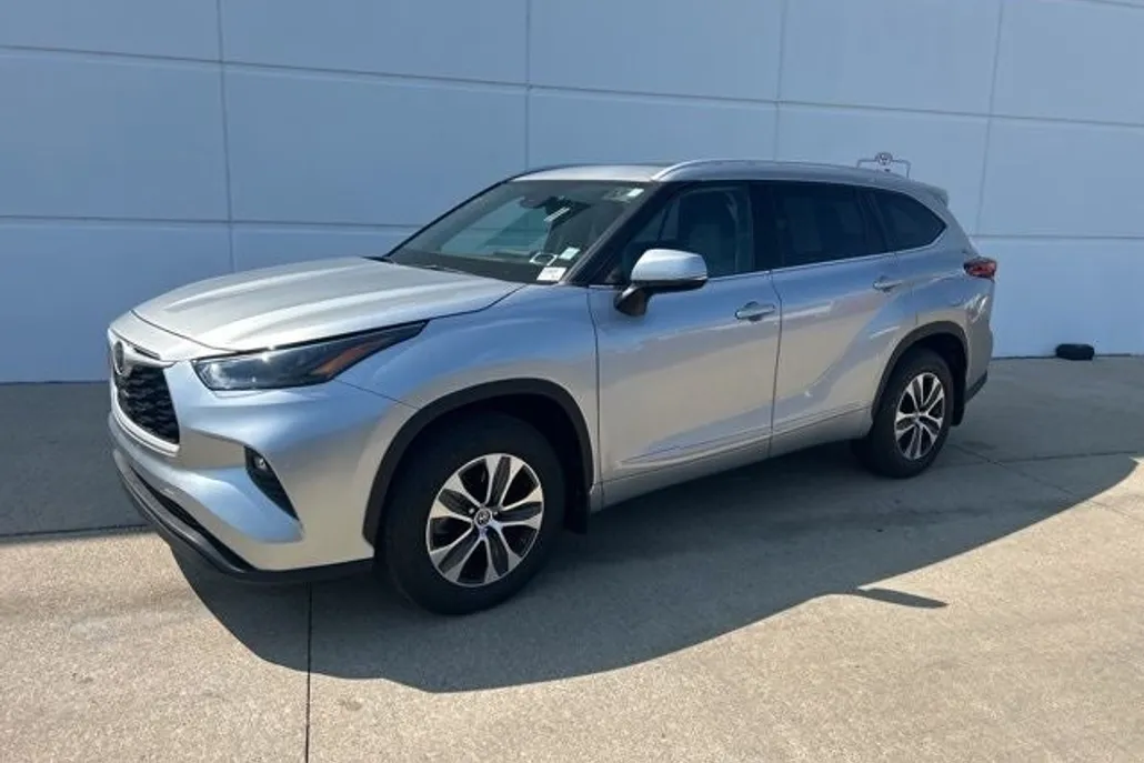 2022 Toyota Highlander XLE photo 1