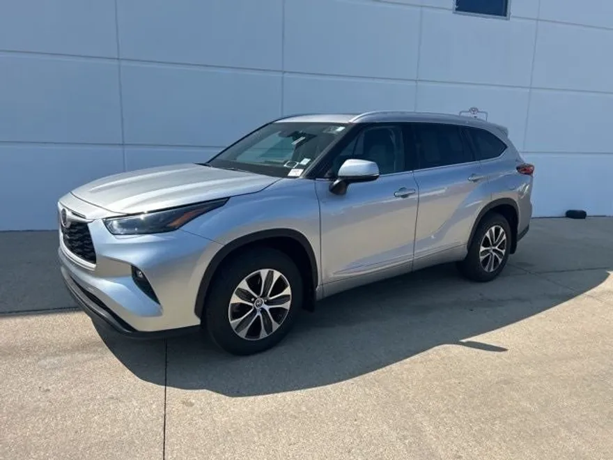 2022 Toyota Highlander XLE photo 1