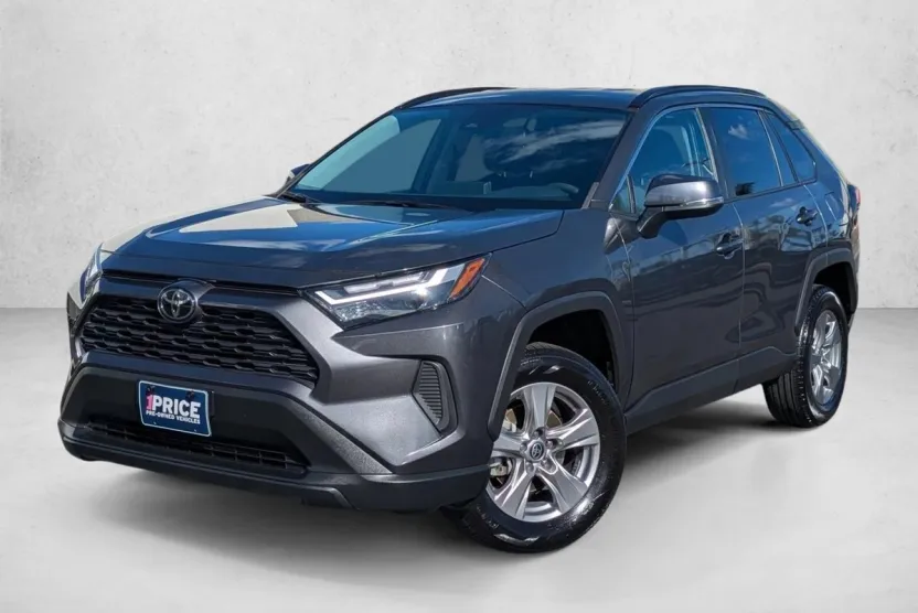 2023 Toyota RAV4 XLE photo 1