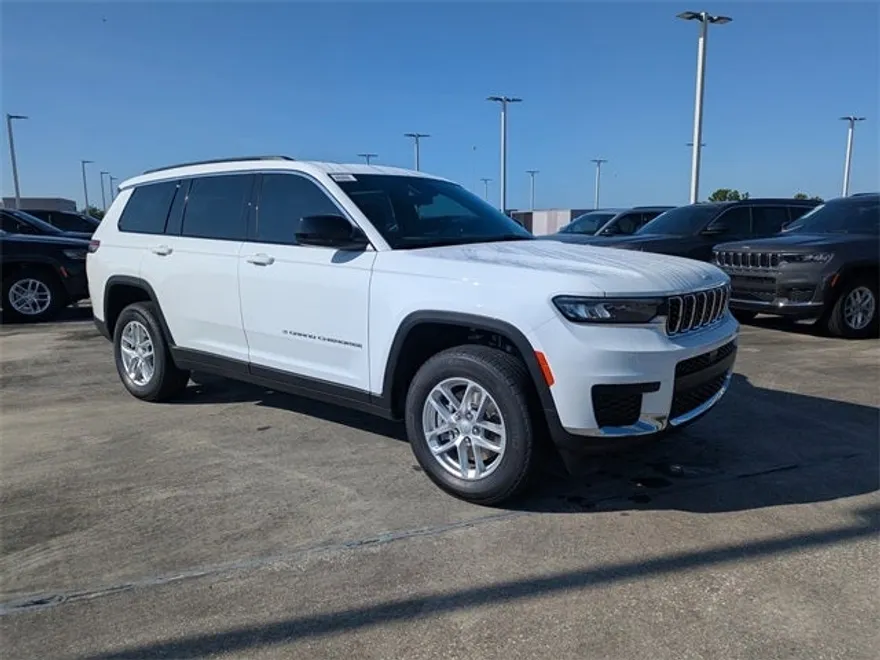 2025 Jeep Grand Cherokee Laredo photo 1