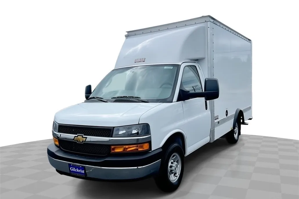 2025 Chevrolet Express Cutaway 3500 photo 1