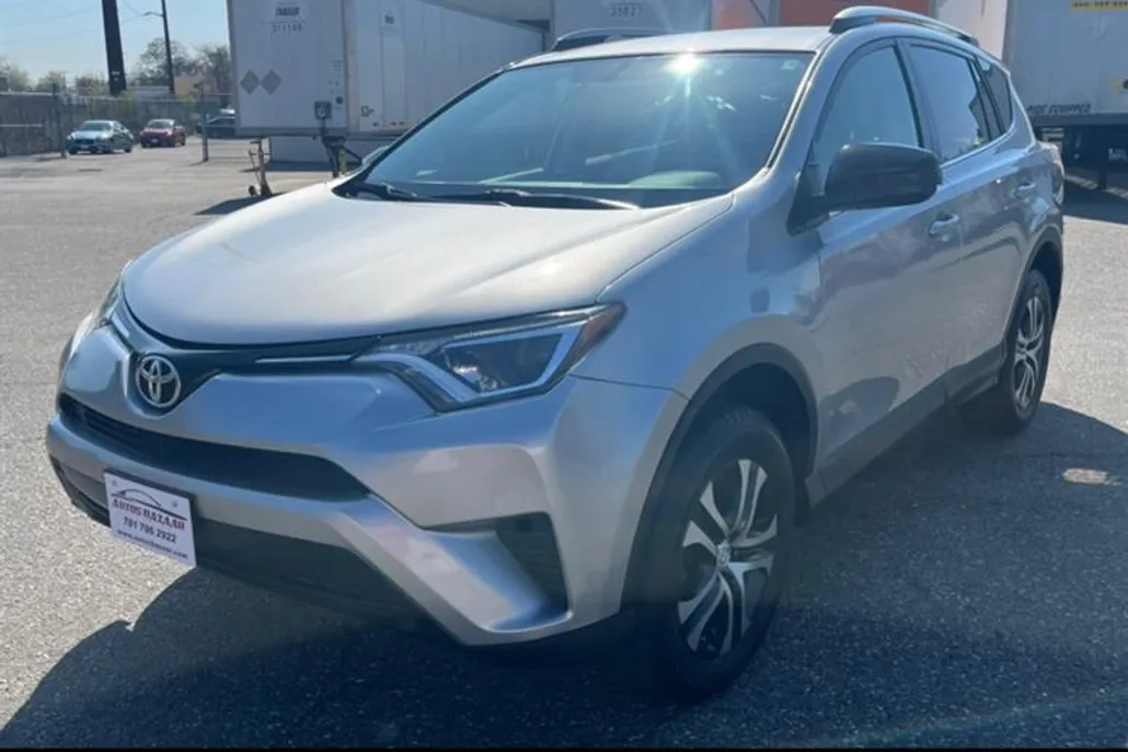 2016 Toyota RAV4 LE photo 1