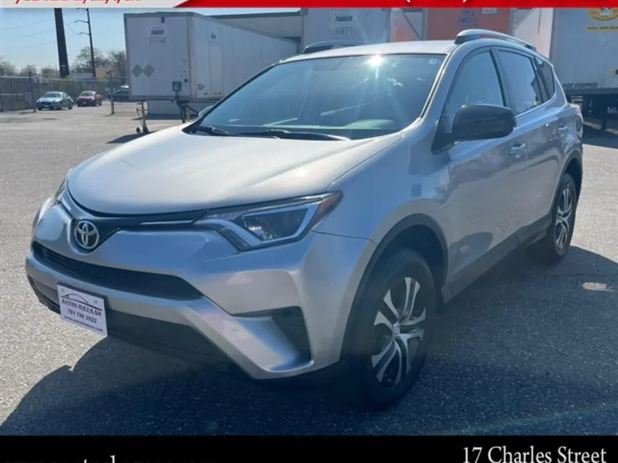 2016 Toyota RAV4 LE photo 1