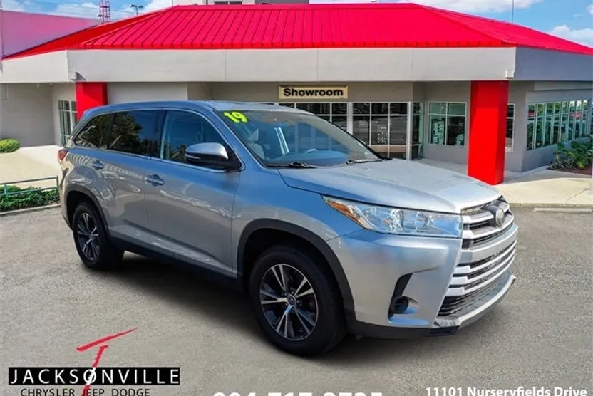 2019 Toyota Highlander LE photo 1