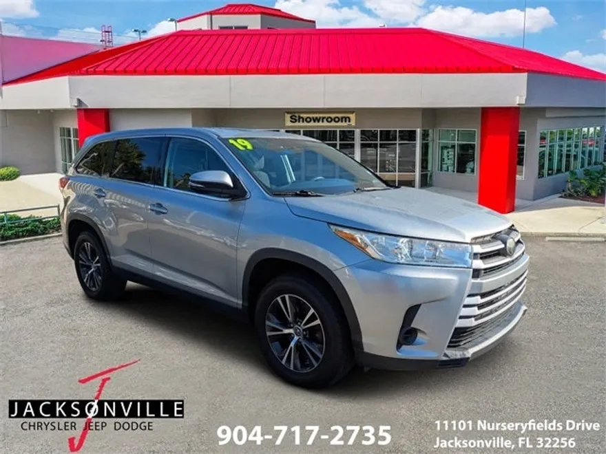 2019 Toyota Highlander LE photo 1