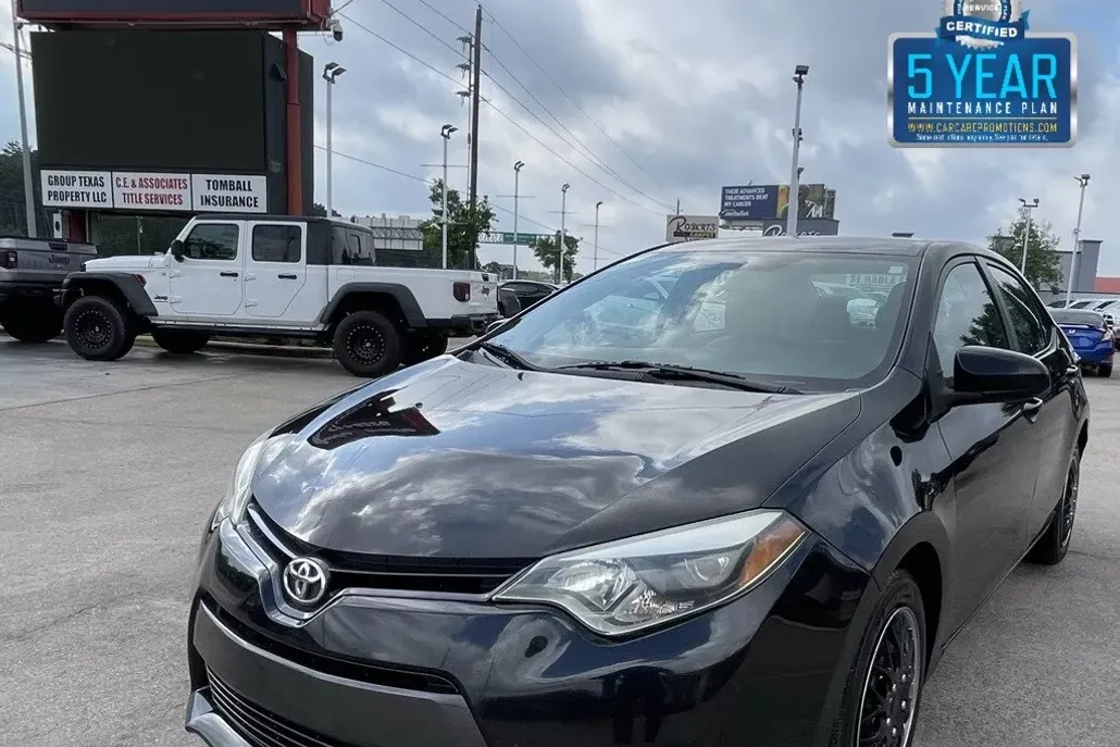 2016 Toyota Corolla LE photo 1