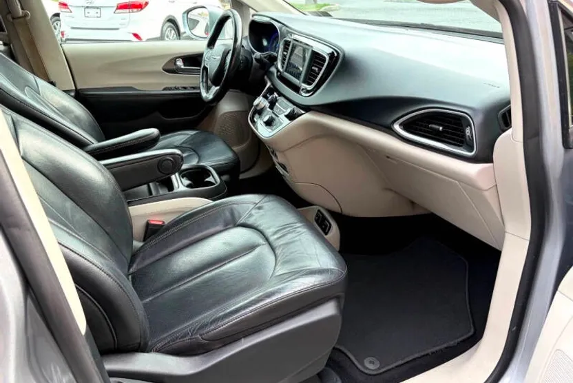 2020 Chrysler Pacifica Touring L photo 1