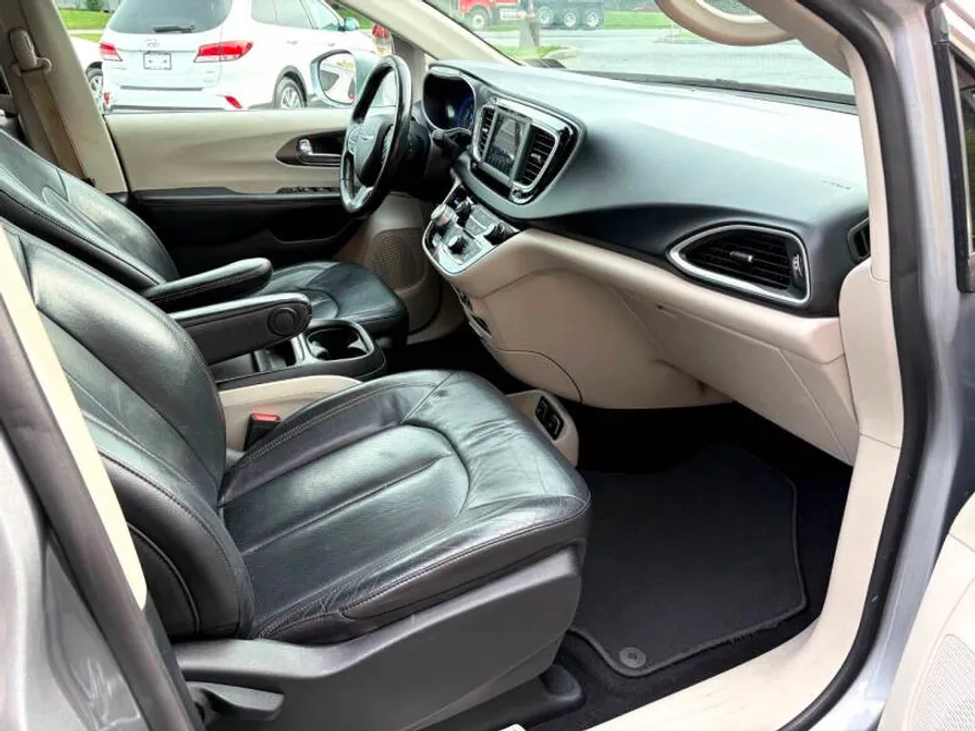 2020 Chrysler Pacifica Touring L photo 1