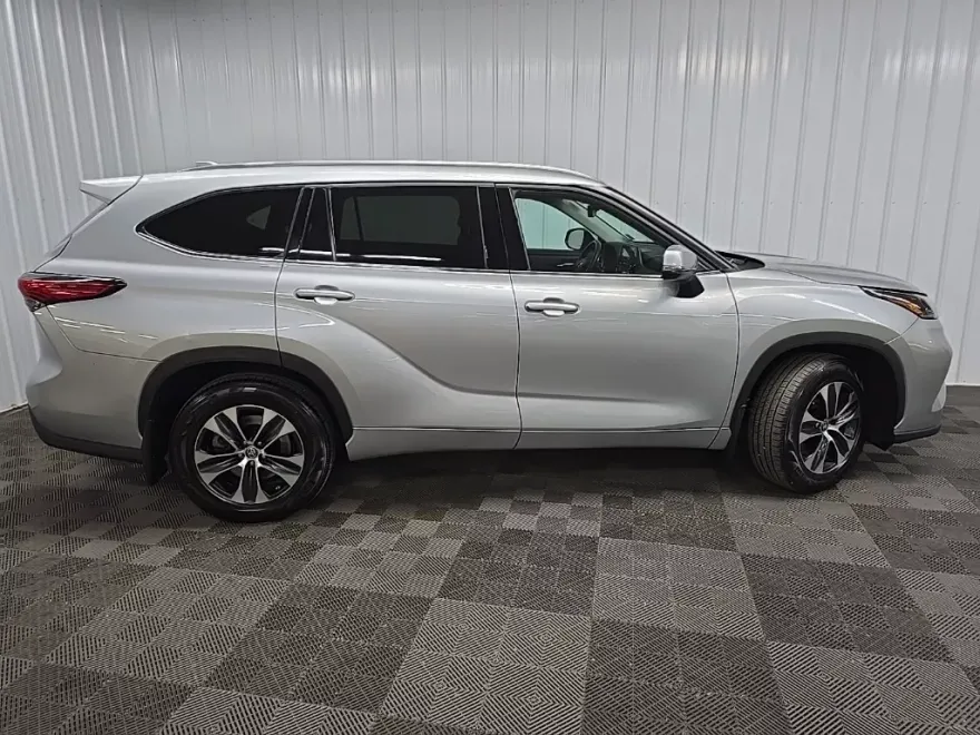 2021 Toyota Highlander XLE photo 1