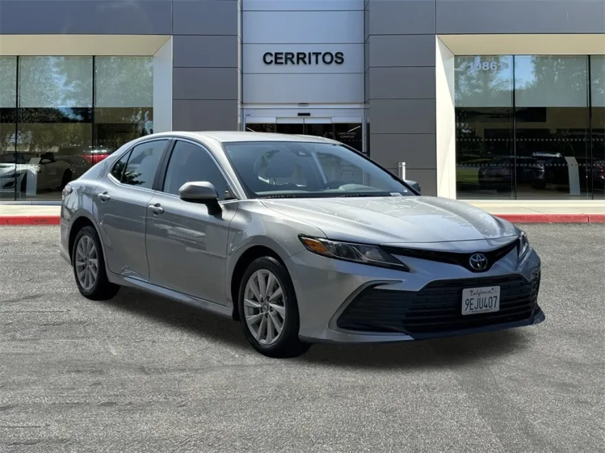 2023 Toyota Camry LE photo 1