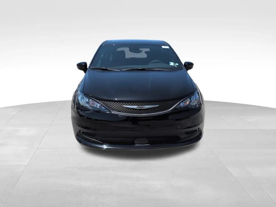 2025 Chrysler Voyager LX photo 1