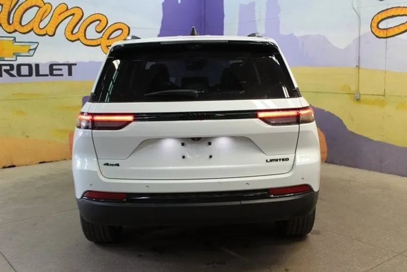 2023 Jeep Grand Cherokee Limited photo 1