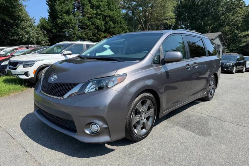 2012 Toyota Sienna photo 1