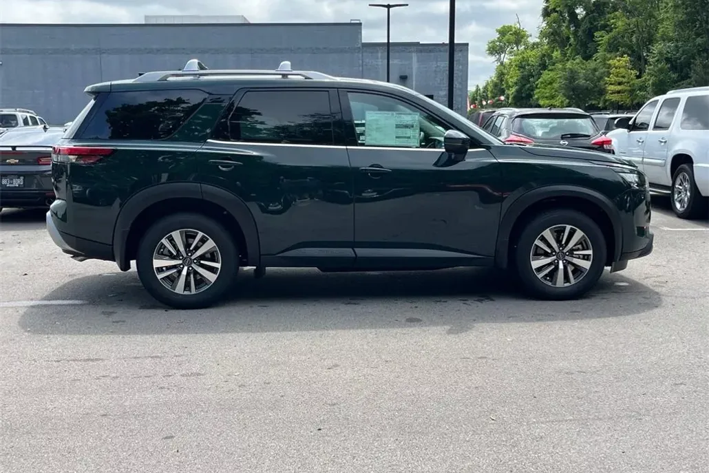 2025 Nissan Pathfinder SL photo 1