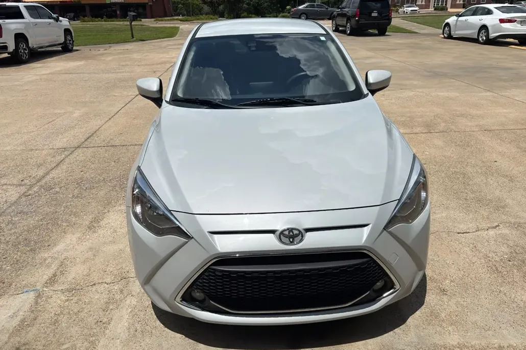 2019 Toyota Yaris LE photo 1