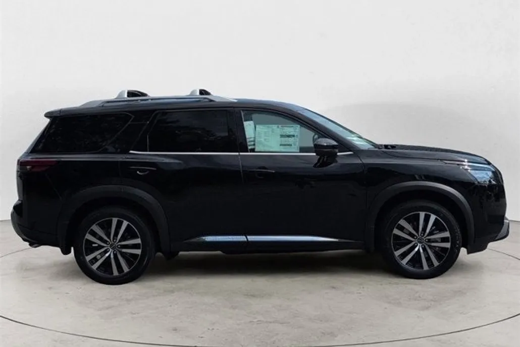 2025 Nissan Pathfinder Platinum photo 1