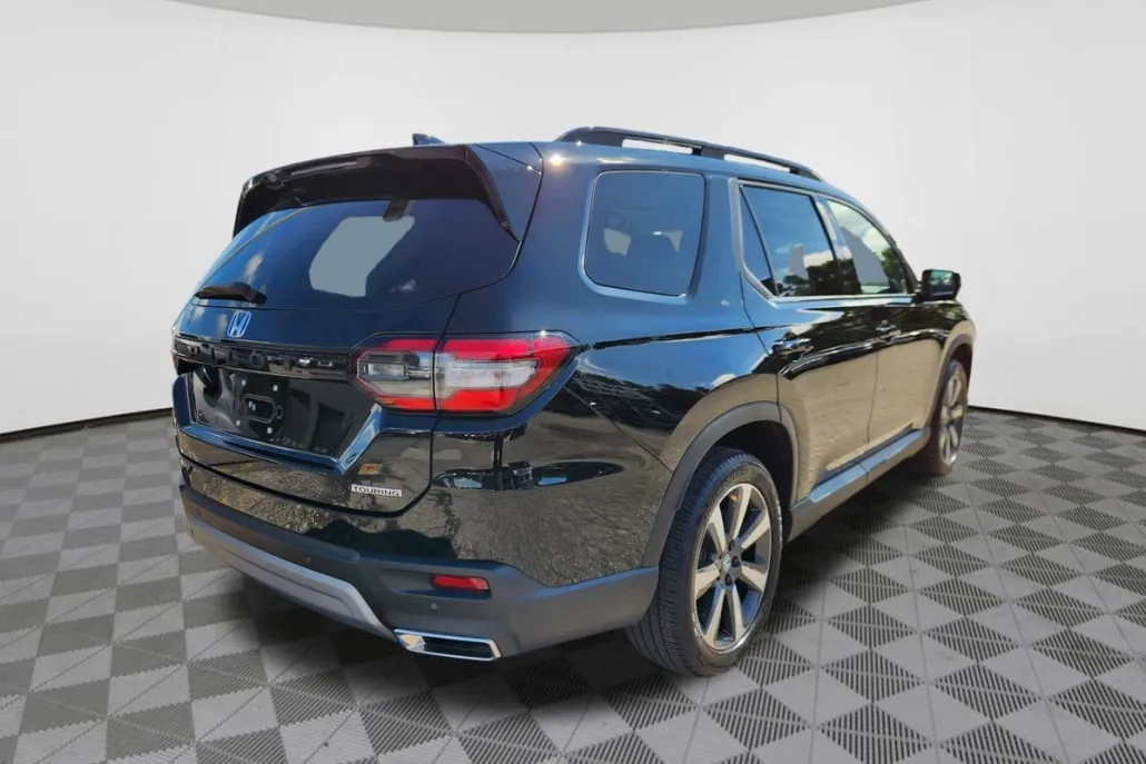 2024 Honda Pilot Touring photo 1