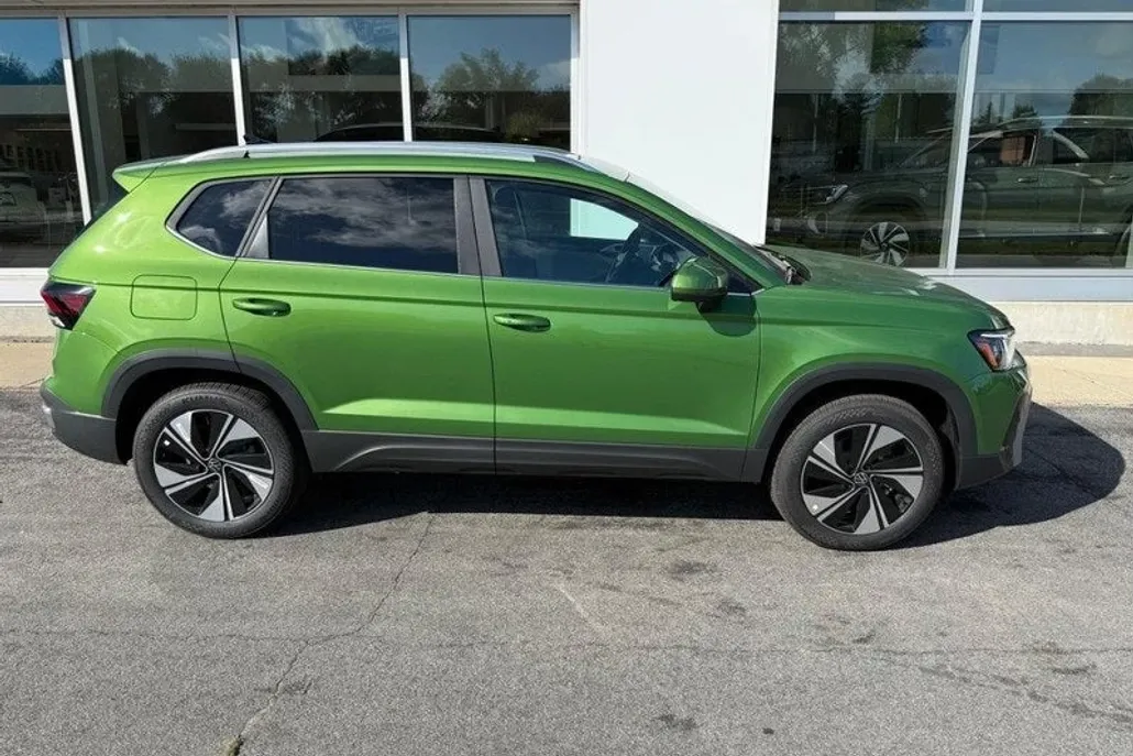 2025 Volkswagen Taos SE photo 1