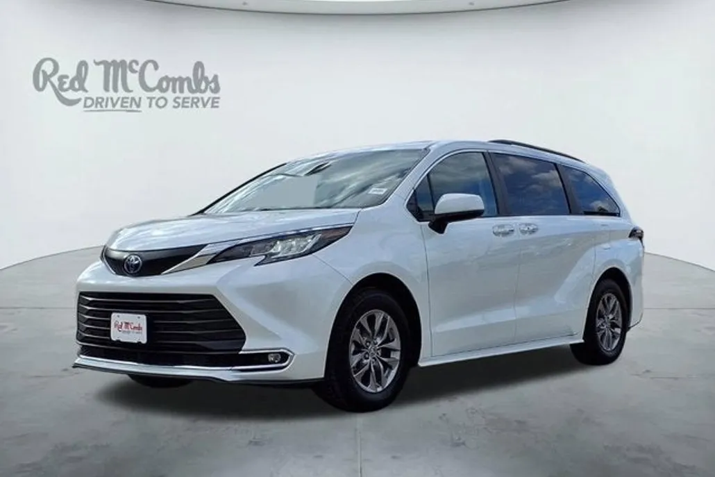 2023 Toyota Sienna XLE photo 1
