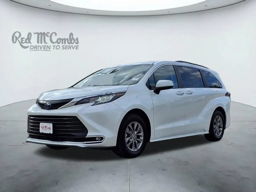 2023 Toyota Sienna XLE photo 1