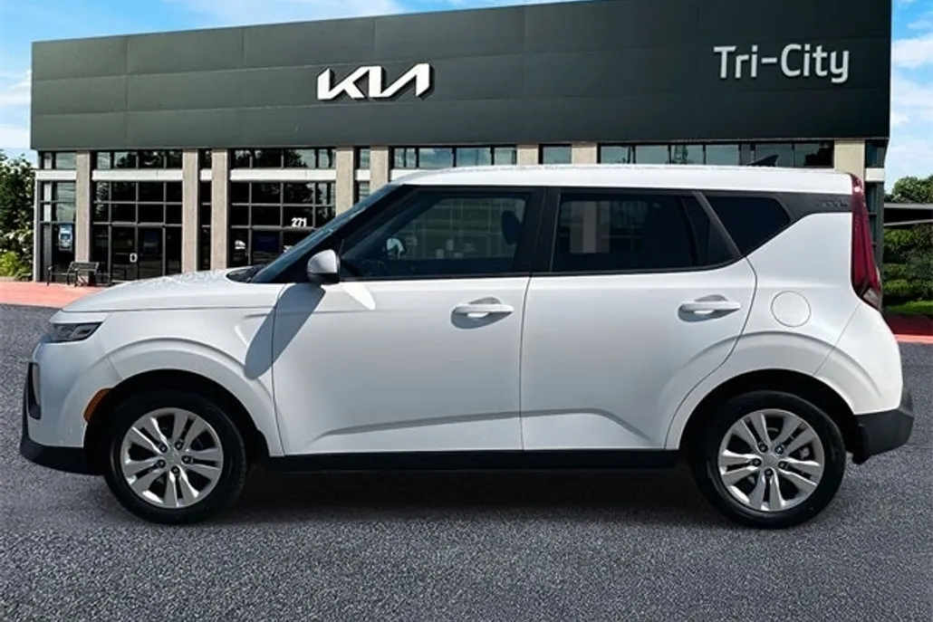2022 Kia Soul LX photo 1