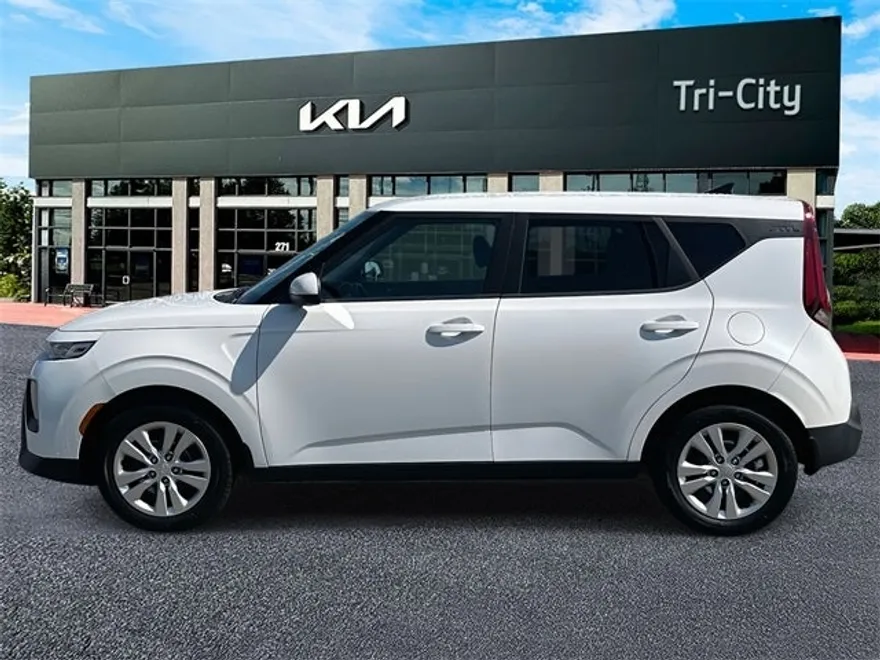 2022 Kia Soul LX photo 1