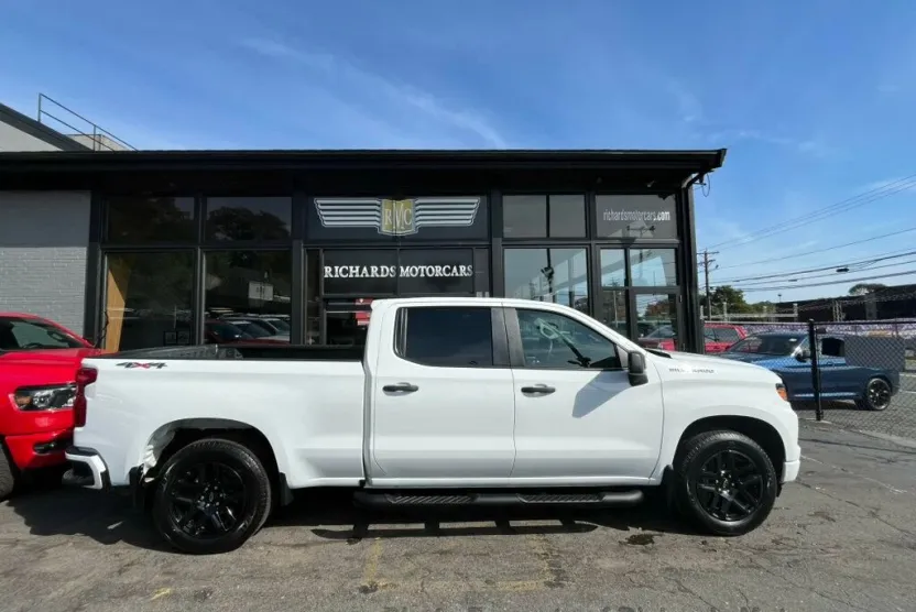 2023 Chevrolet Silverado 1500 Custom photo 1