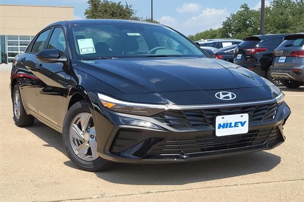 2025 Hyundai Elantra SE photo 1