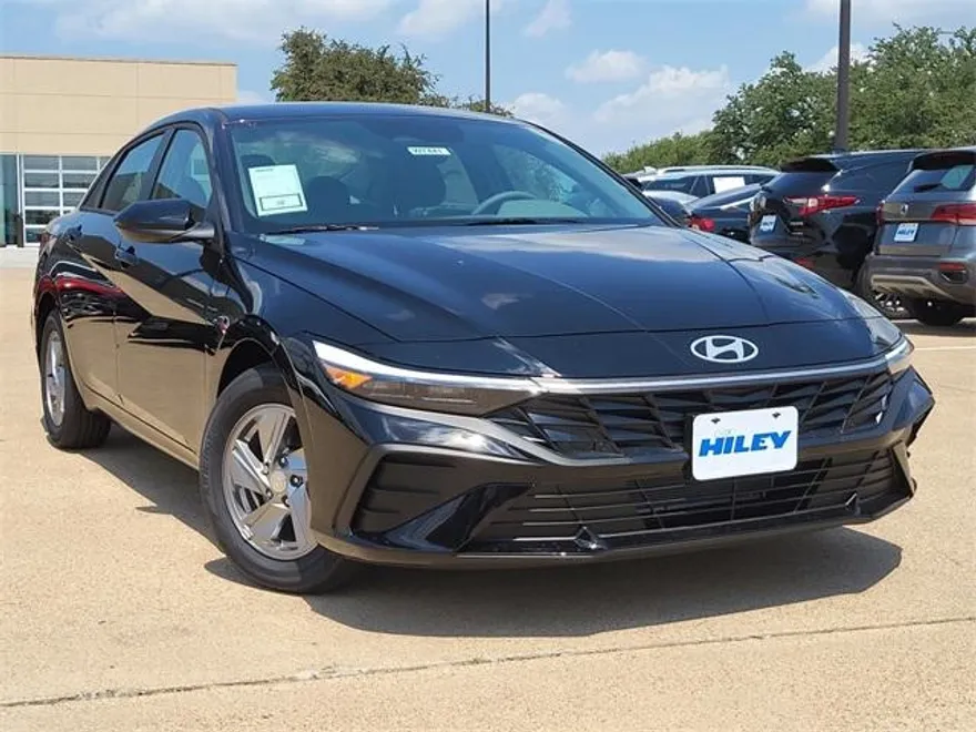 2025 Hyundai Elantra SE photo 1