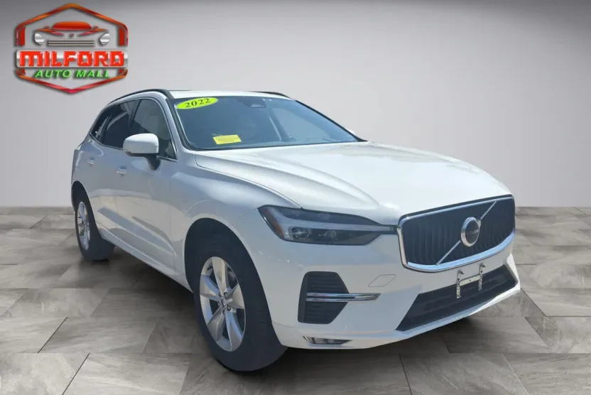 2022 Volvo XC60 B5 Momentum photo 1