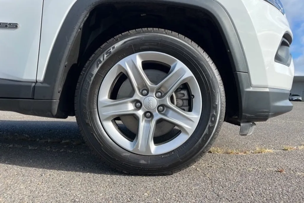 2023 Jeep Compass Latitude photo 1
