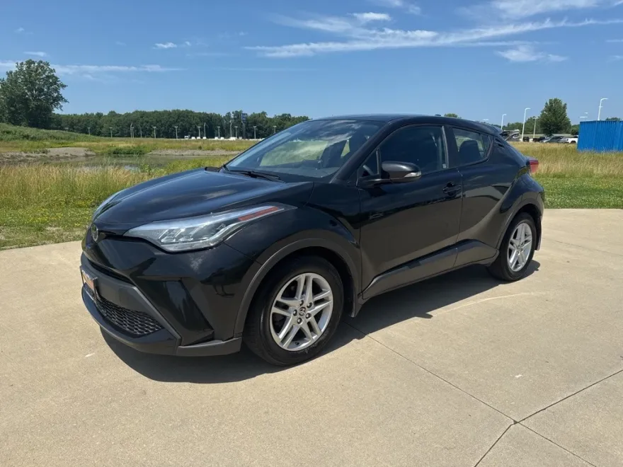 2021 Toyota C-HR LE photo 1