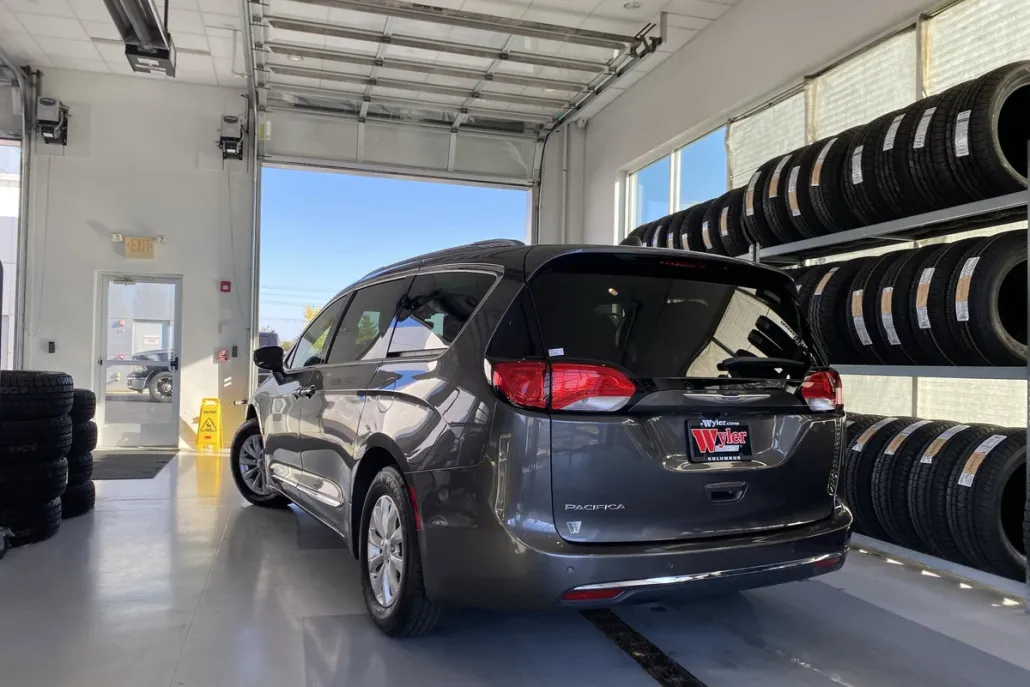 2019 Chrysler Pacifica Touring L photo 1