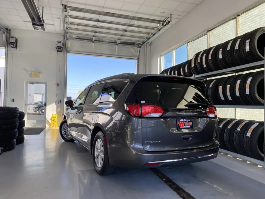 2019 Chrysler Pacifica Touring L photo 1