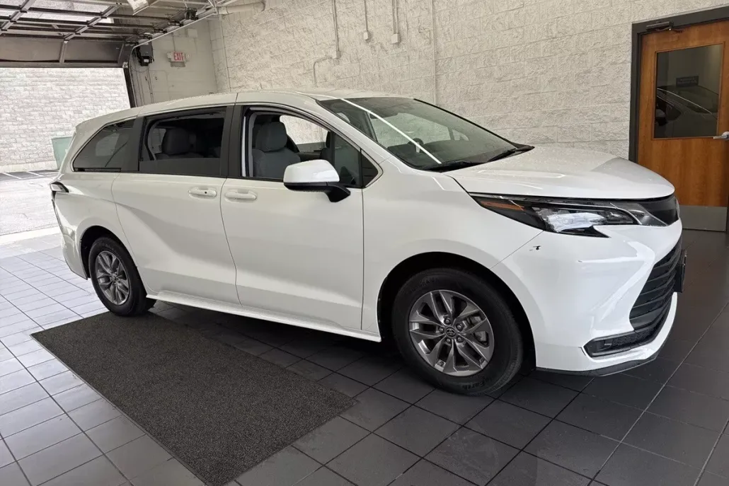 2024 Toyota Sienna LE photo 1