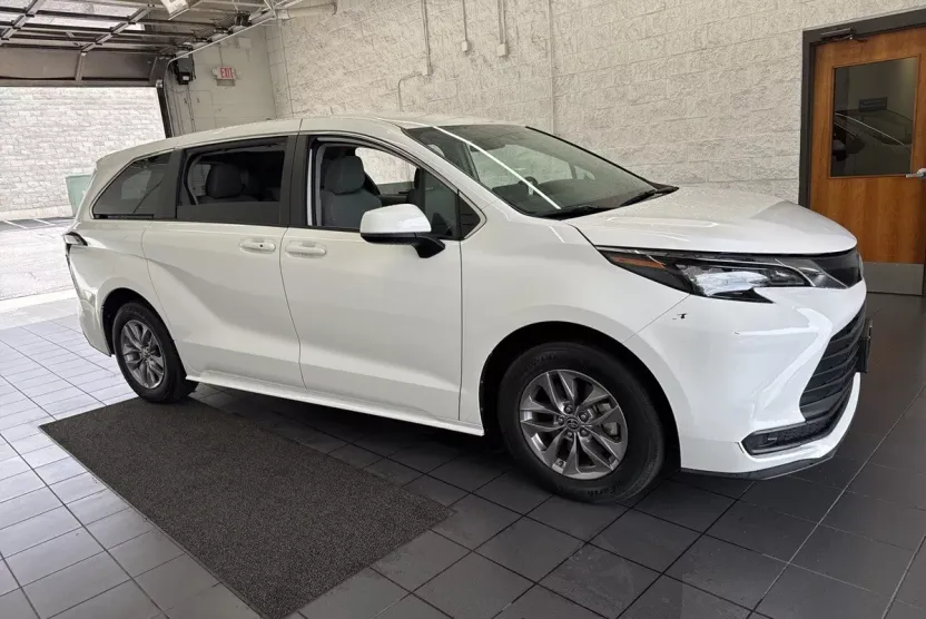 2024 Toyota Sienna LE photo 1