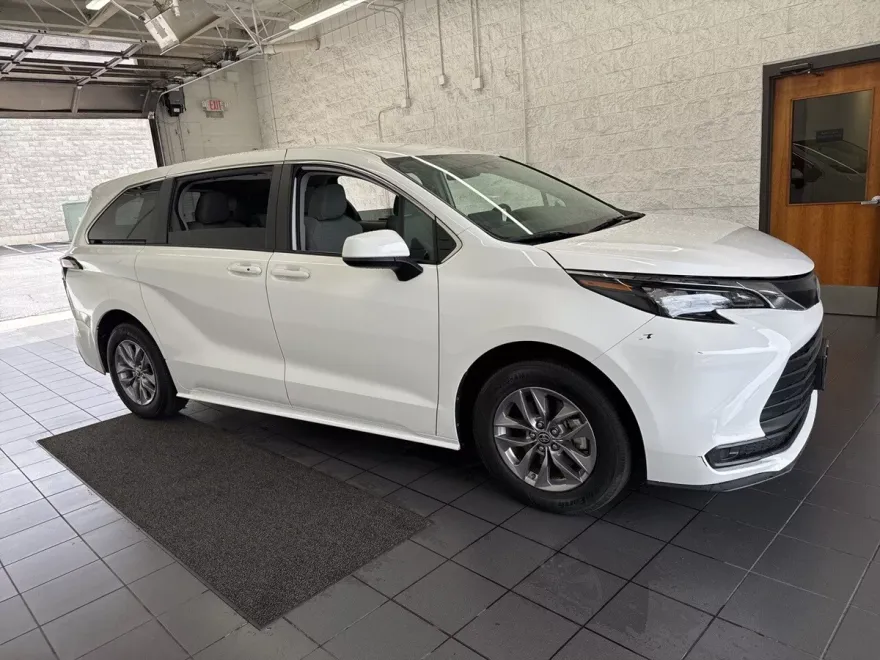 2024 Toyota Sienna LE photo 1